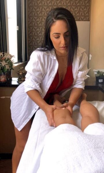 Olá, amores. Sou uma massoterapeuta morena, linda, tatuada, dos cabelos lisos e corpo natural. Fotos recentes e reais. Venha ter uma experiência sensacional durante meu atendimento. Experiente as massagens relaxantes, tântrica, prostática, nuru e tailandesa. Todas elas com finalização. Aceito pagamento em dinheiro, pix ou cartão. Meu atendimento é para todos, em local discreto e seguro. Mesmo no momento delicado que ainda estamos passando, estamos realizando as medidas de segurança contra o COVID.Finalizações: Manual.Horário de atendimento: Segunda a sexta, das 11:00 às 20:00 horasCachê a combinar.