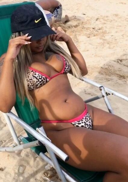Sou tranquila, quero fazer você esquecer as loucuras da sua rotina e te levar para um encontro puro de prazer. Sou a acompanhante dos seus sonhos, uma linda mulher que vai te apaixonar, vem me encontrar para eu fazer o boquete dos seus sonhos, sempre estou produzida, arrumada e raspadinha, você não vai se arrepender.Horário de atendimento: Das 09:30 às 22:00 horasCachê: R$ 200,00 – 1 hora.