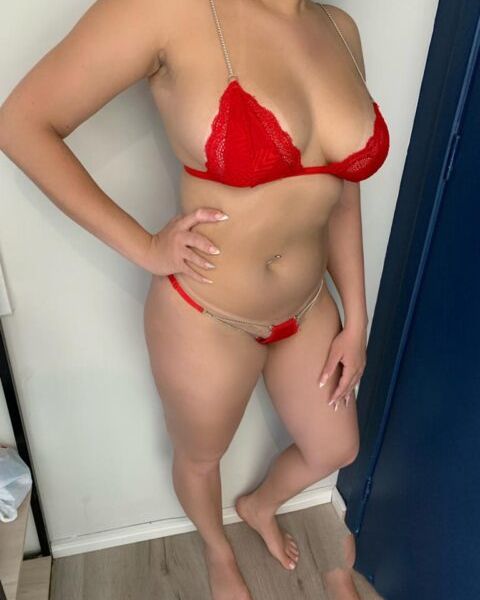 Sou branquinha, tenho cabelo cacheado, peitos grandes, bunda grande, estilo ninfetinha, 1.53m de altura, pés 35. Atendimento tranquilo e discreto, vou na sua residência e atendo em outros locais também (a combinar). Me chame para uma boa companhia, vou realizar seus prazeres e suas fantasias, te espero, beijos.Horário de atendimento: 24 horasCachê: R$ 250,00 – 1 hora.